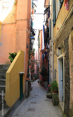 Fototapeta Naklejka Na Ścianę i Meble -  The narrow streets of Vernazza, Cinque Terre - Italy