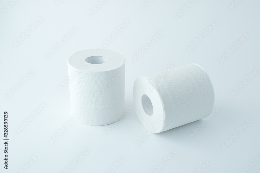 白背景の2個のトイレットペーパー 02