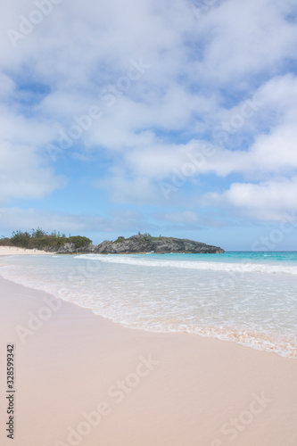 Fototapeta Naklejka Na Ścianę i Meble -  Beautiful tropical beach with pink sand and pristine clear turquoise water. Horseshoe Bay Beach, Bermuda. 