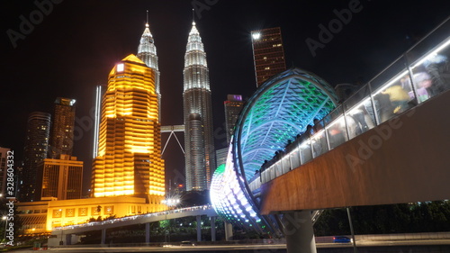 Canvas Print Pedestrian bridge named Lintasan Saloma or Saloma Link which connects Kampung Baru and Jalan Ampang near Kuala Lumpur Petronas Twin Tower (KLCC)