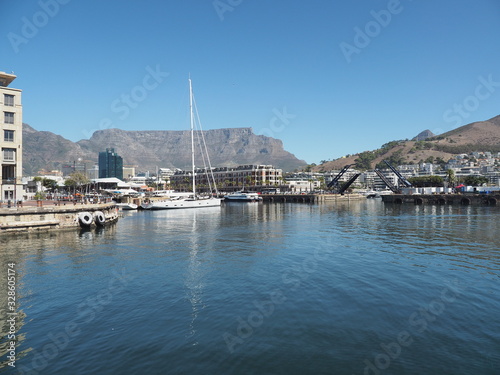 Waterfront in Kapstadt mit Tafelberg und Hafen  © hajo100