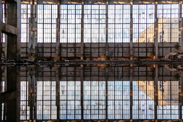 Wandcirkels Oude verlaten gebouwen Ondergelopen verlaten industrieel gebouw  © Mulderphoto