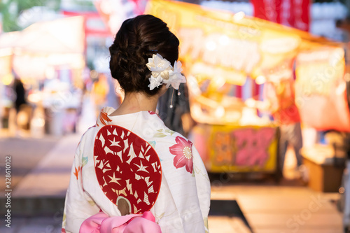 Photos 浴衣を着た女性　お祭り　後ろ姿