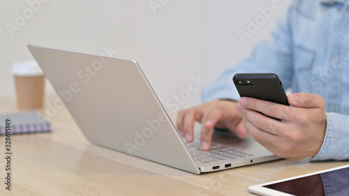Man using Smartphone at Work, Close up