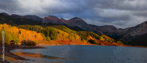 Fototapeta Naklejka Na Ścianę i Meble -  Panoramic view of scenic trout lake recreation area in Colorado