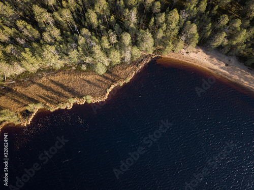 Φωτογραφία Aerial view of boggy lake shoreline with sandy beach