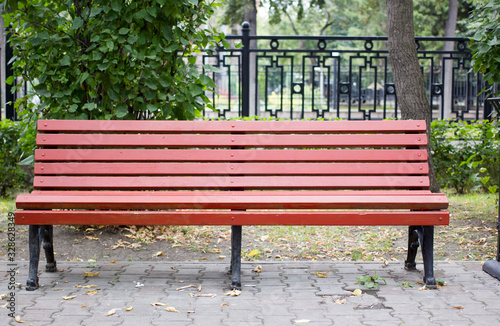 Fototapeta Naklejka Na Ścianę i Meble -  Wooden bench in the city park