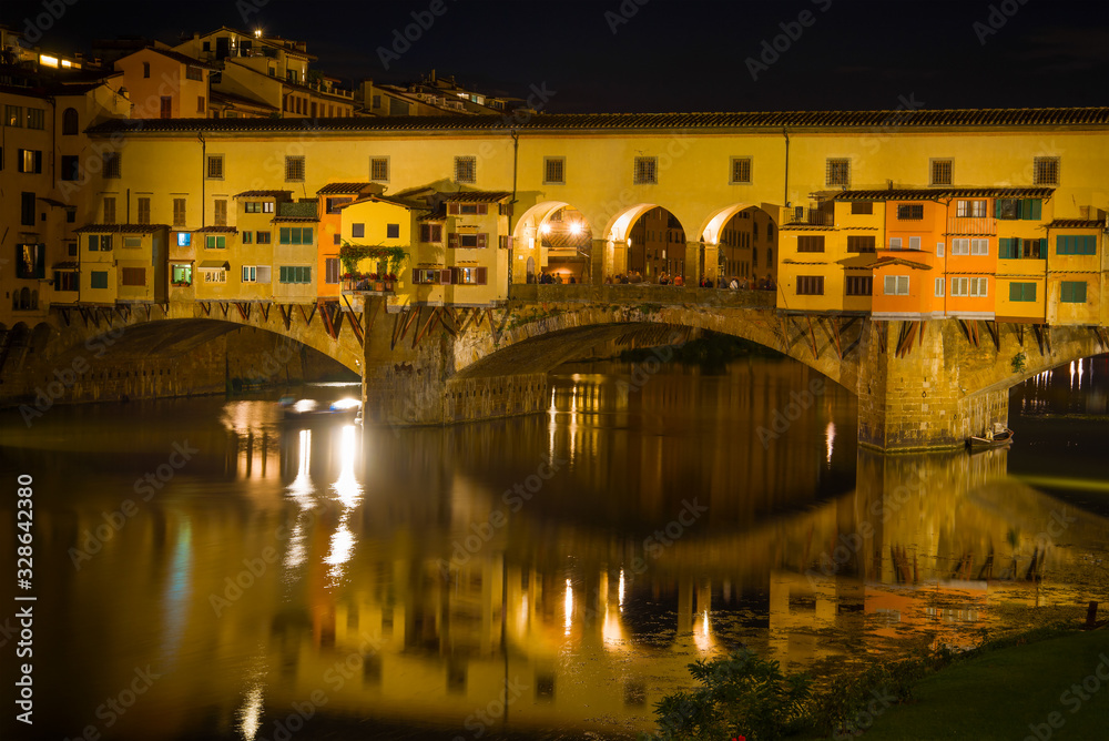 Obraz premium Ancient Golden Bridge in the late evening. Florence, Italy