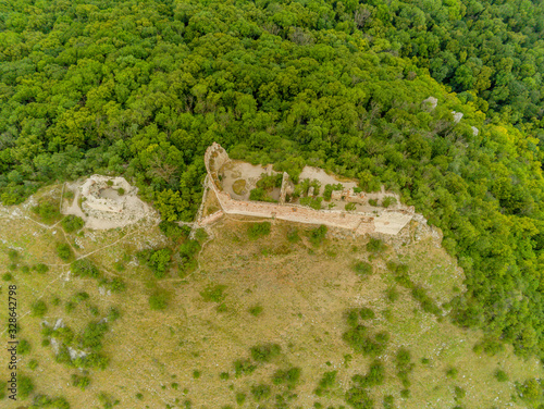 Burgruine Maidenburg von oben, Südmähren, Tschechische Republik photo