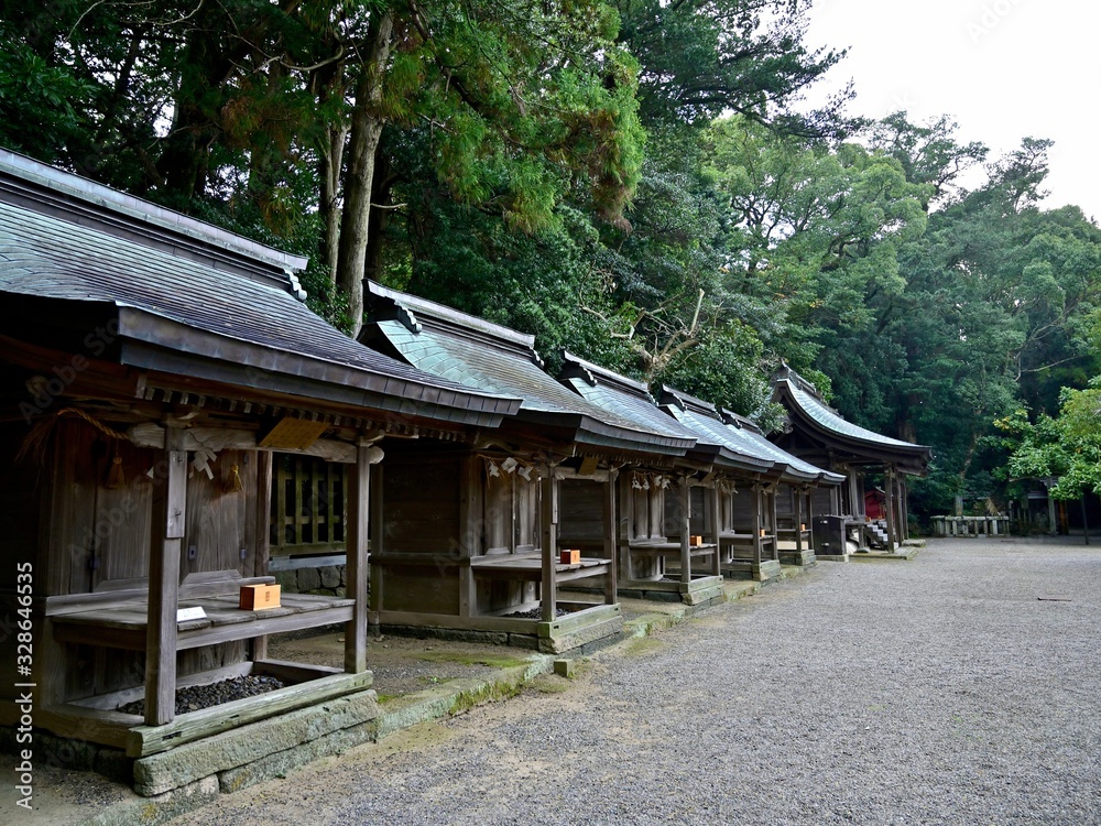 静寂に包まれた神社の境内の情景