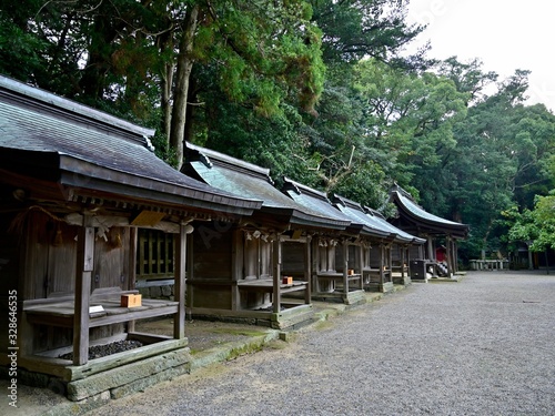 静寂に包まれた神社の境内の情景