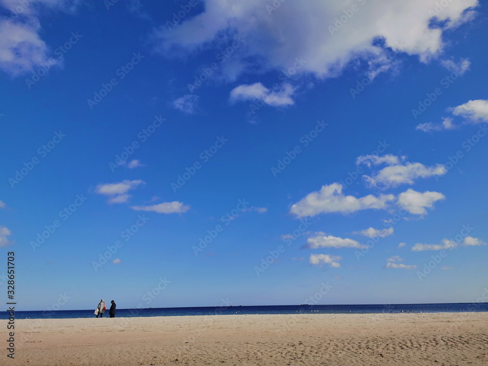 En la playa.