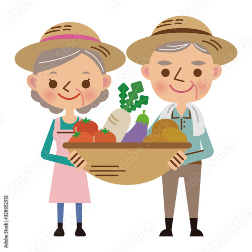 収穫した野菜を持つ農家の老夫婦