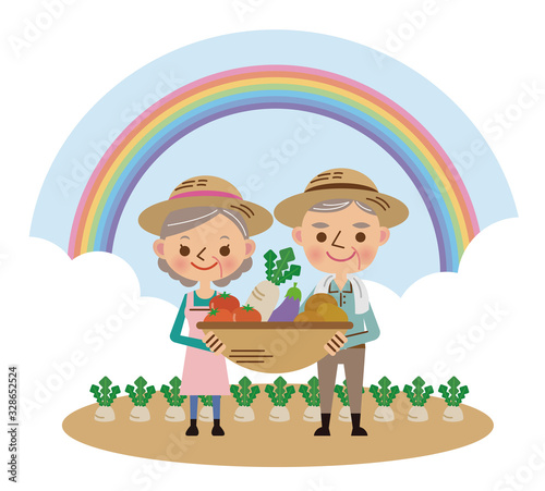 収穫した野菜を持つ農家の老夫婦（背景あり）