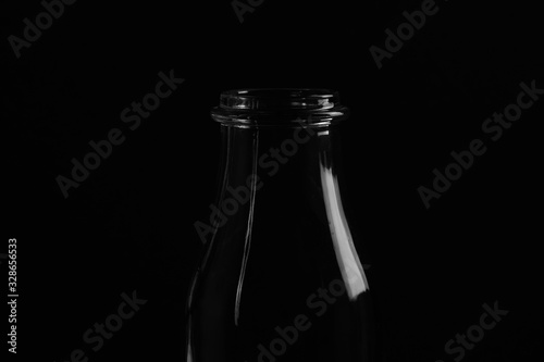 sihouette einer milchflasche vase im seitenlicht studio schwarz weiss kontrast
