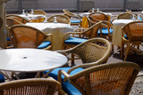Fotele wiklinowe i stoły w restauracji, gotowe na przyjęcie gości