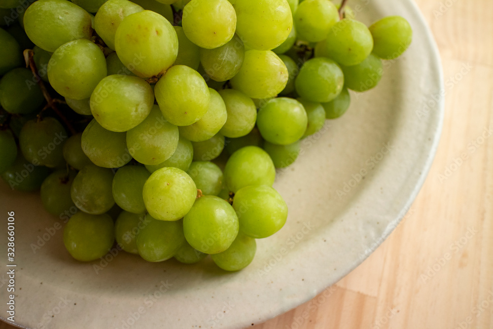 白い陶器皿の青ブドウ　Green grapes on a white ceramic plate 3