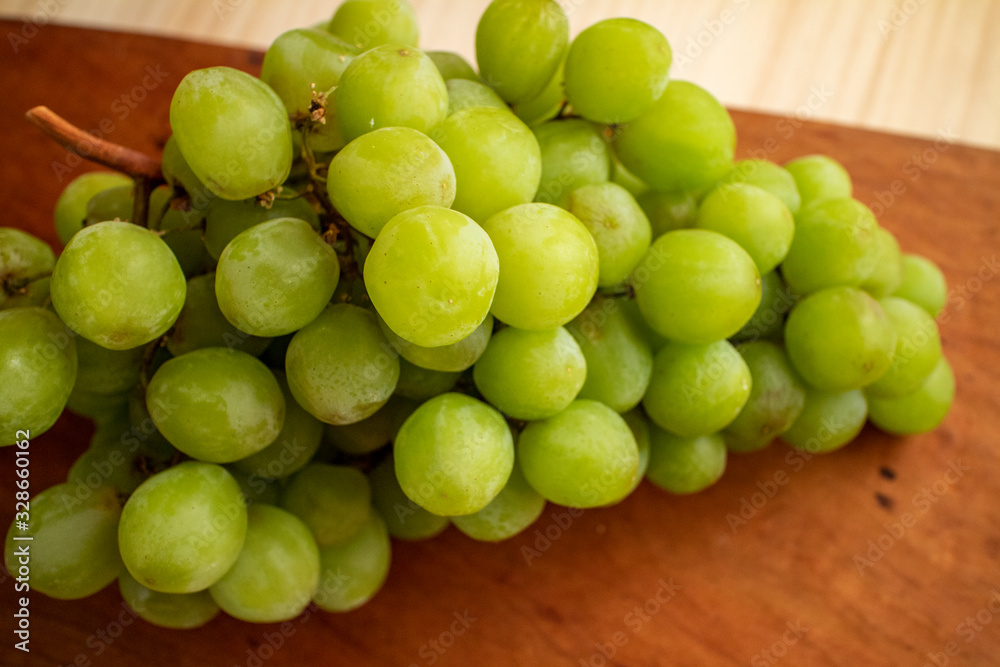 木皿の上の青ブドウ Green grapes on a wooden plate 2 木皿の上の青ブドウ Green grapes on a wooden plate 2