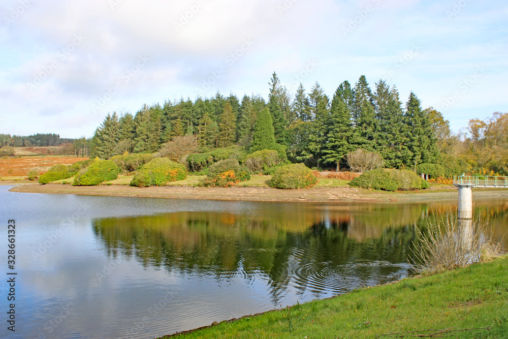 Fototapeta premium Kennick Reservoir, Devon, in Autumn 