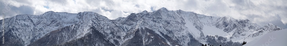 Großes Panorama des Sonnwendjochkette im Winter