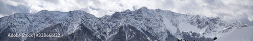 Gro  es Panorama des Sonnwendjochkette im Winter