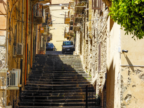 Gasse in Süditalien mit Treppe und Autos