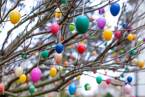 Bunte Ostereier hängen an einem Ast Ästen Strauch Baum Bäume Easter egg
