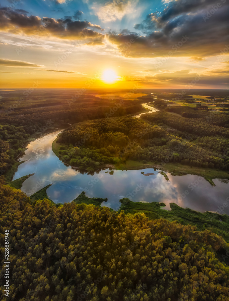 Wijąca się Warta wśród lasów Wielkopolski, widok z lotu ptaka