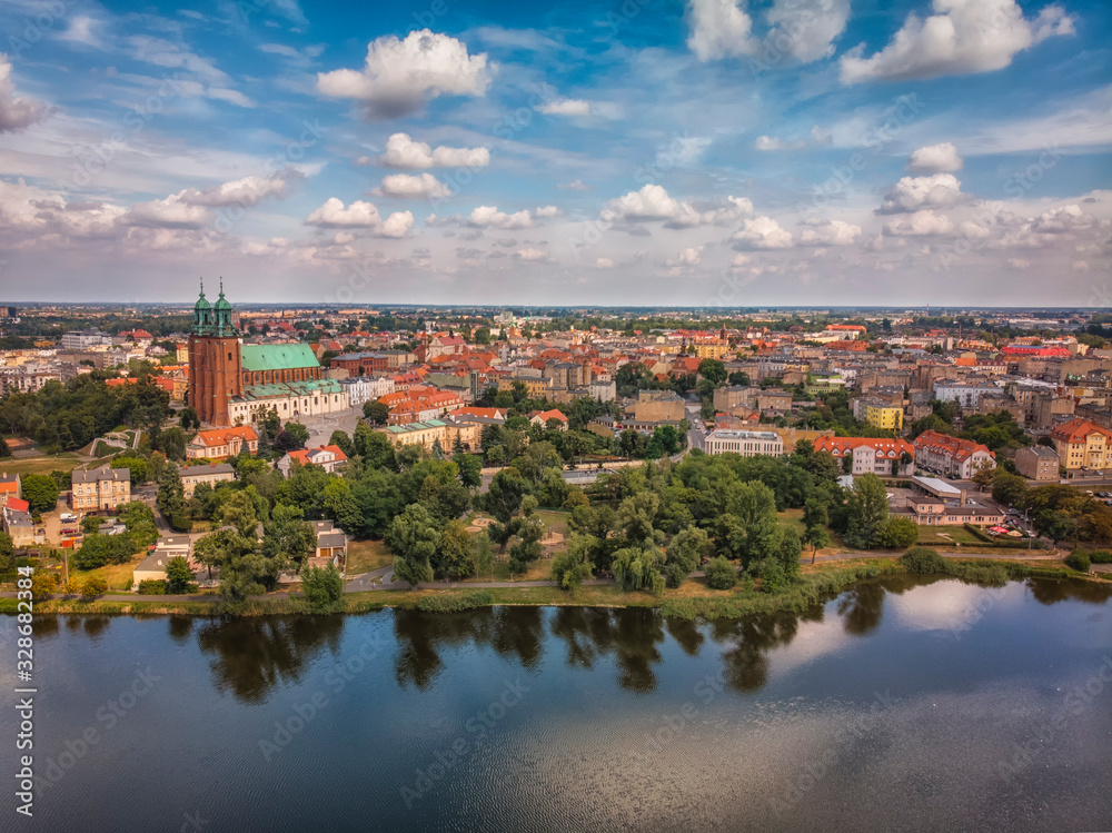 Katedra, jezioro i Stare Miasto w Gnieźnie z lotu ptaka
