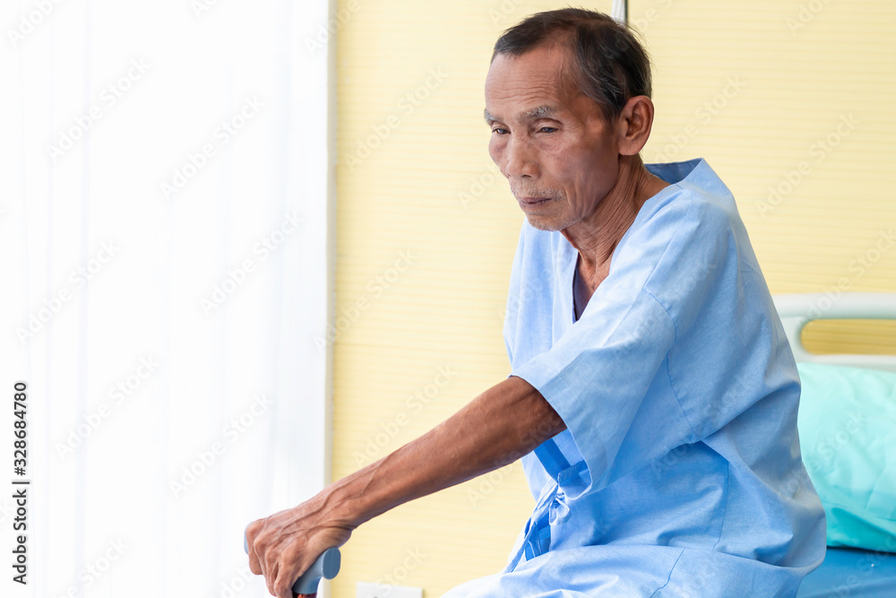 Obraz premium Senior man patient with walking stick in the hospital room.