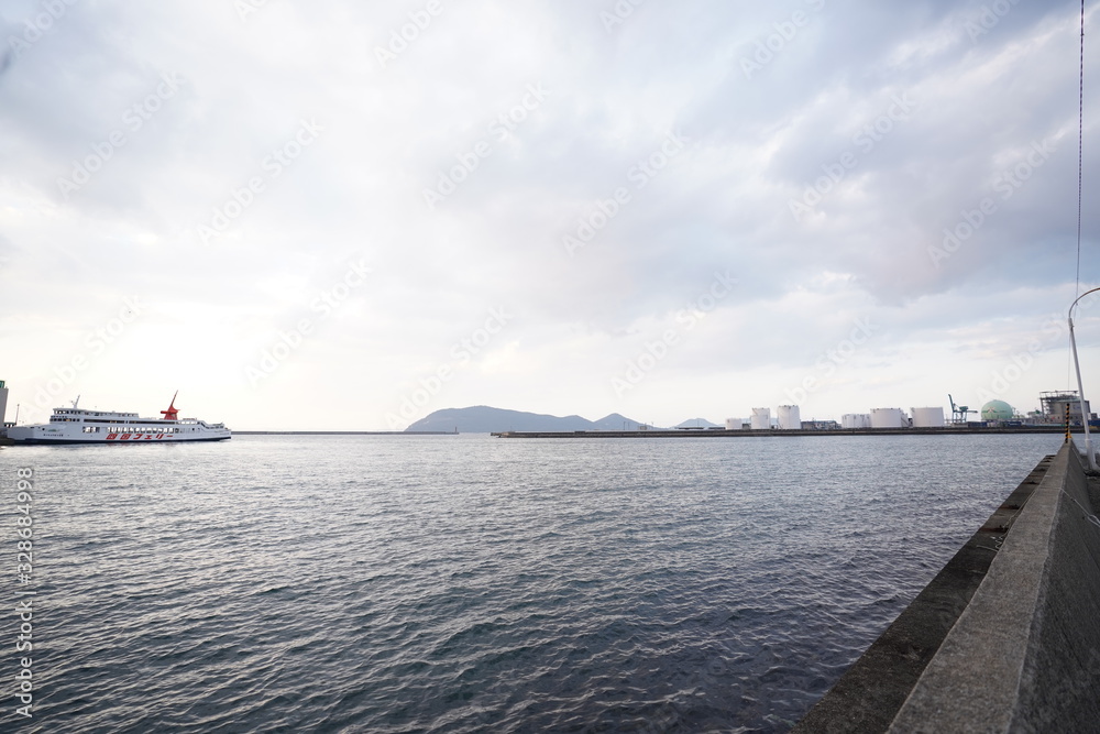 高松港から見る女木島