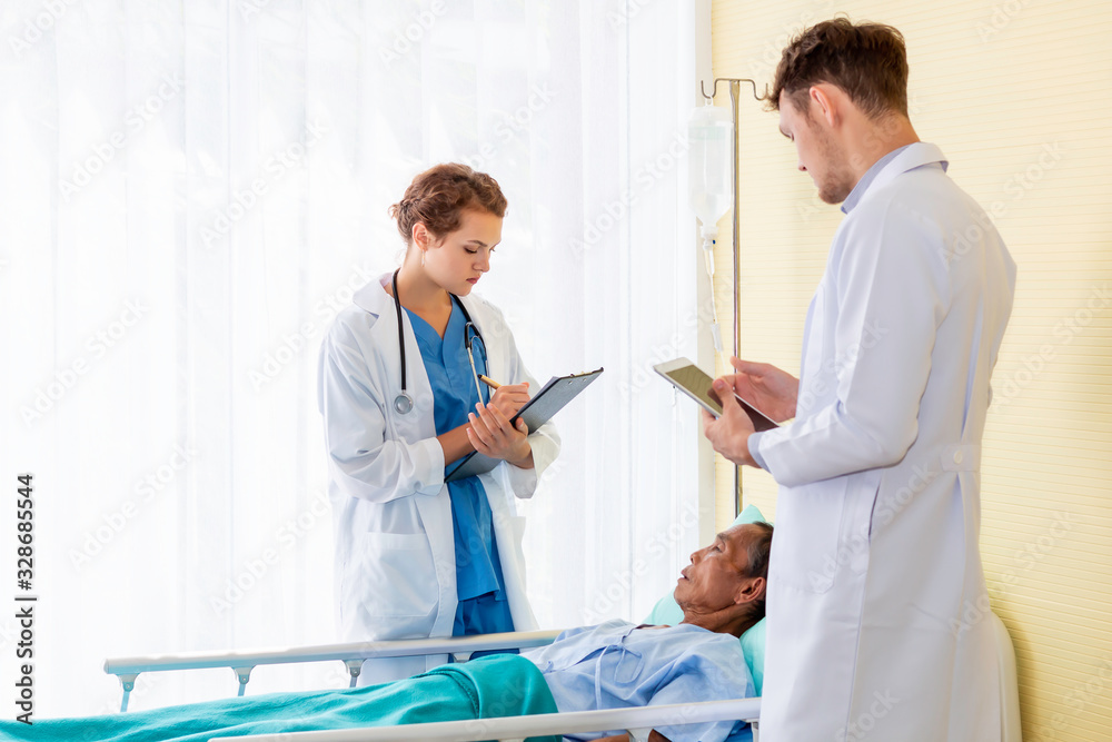 Obraz premium Doctor caucasian man and woman conversation and check with patient in the hospital room.