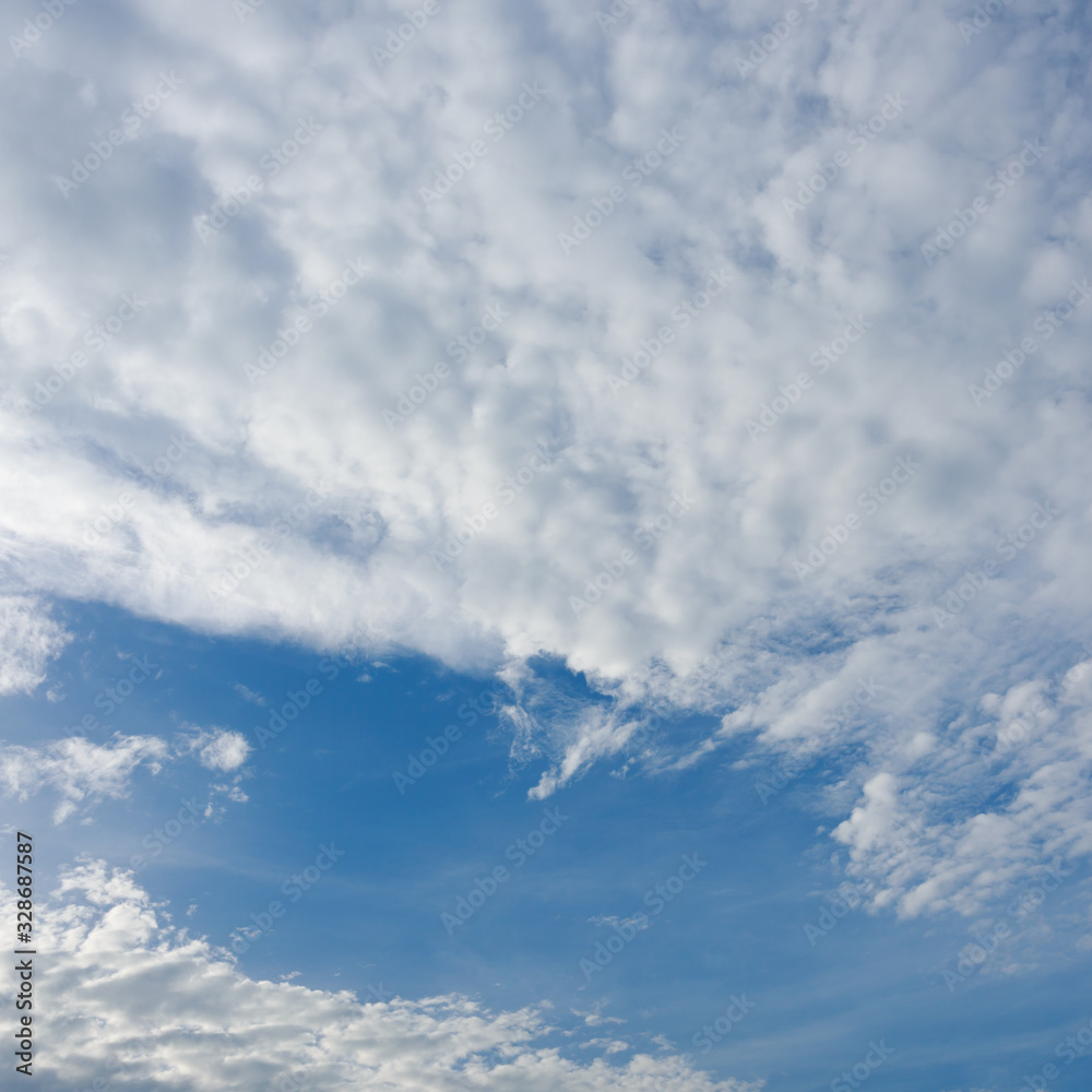 Obraz premium dramatic white cloud on blue sky, nature background
