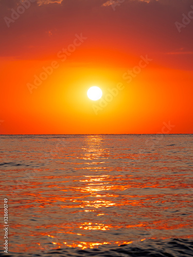 Fototapeta Naklejka Na Ścianę i Meble -  big sun over sea sunrise