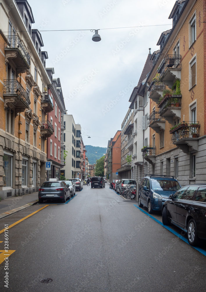 Fototapeta premium Piękna scena ulicy z pięknymi budynkami w centrum Zurychu, tło, kopia przestrzeń, Szwajcaria