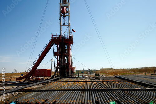Oil pipe and oil drilling rig equipment