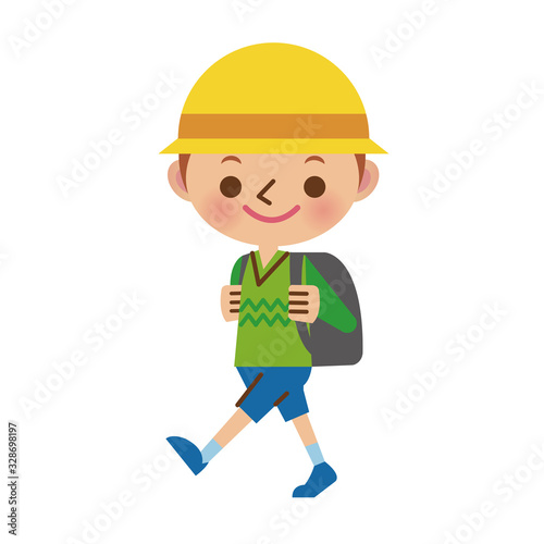 歩いて通学する男の子