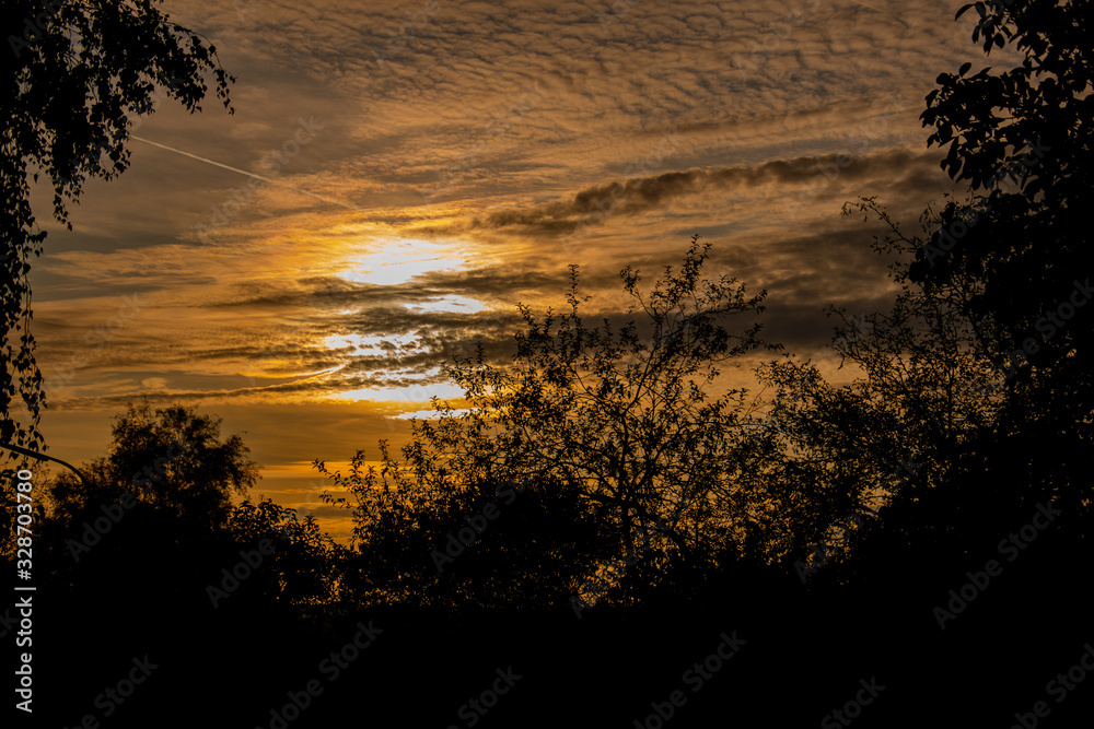 Fototapeta premium Sonnenuntergang mit Wolken
