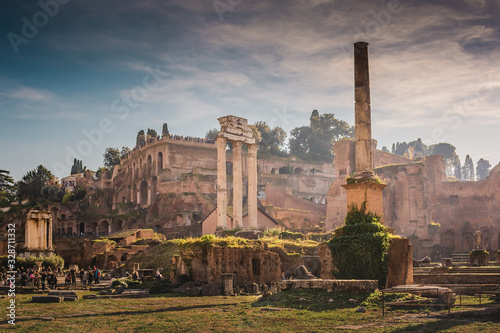 Obraz na płótnie Ancient temple ruins of the Roman forum in Rome, Italy w salonie