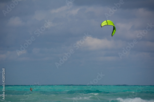 kite surf sur une plage de Varadero, Cuba