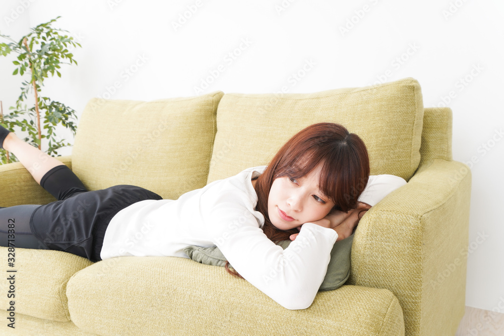 部屋でリラックスをする若い女性 部屋でリラックスをする若い女性