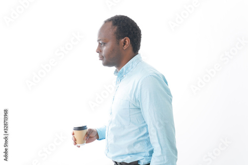 コーヒーを飲む黒人のビジネスマン