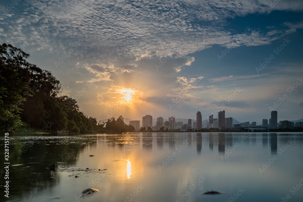 The lake is like a mirror, reflecting the scenery of the city