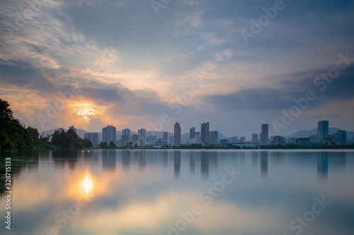 The lake is like a mirror, reflecting the scenery of the city
