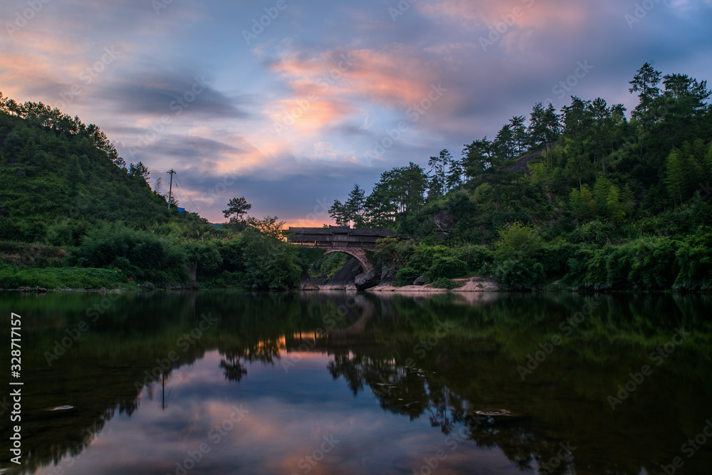 Obraz premium Artificial lakes, pavilions and running water in the setting sun