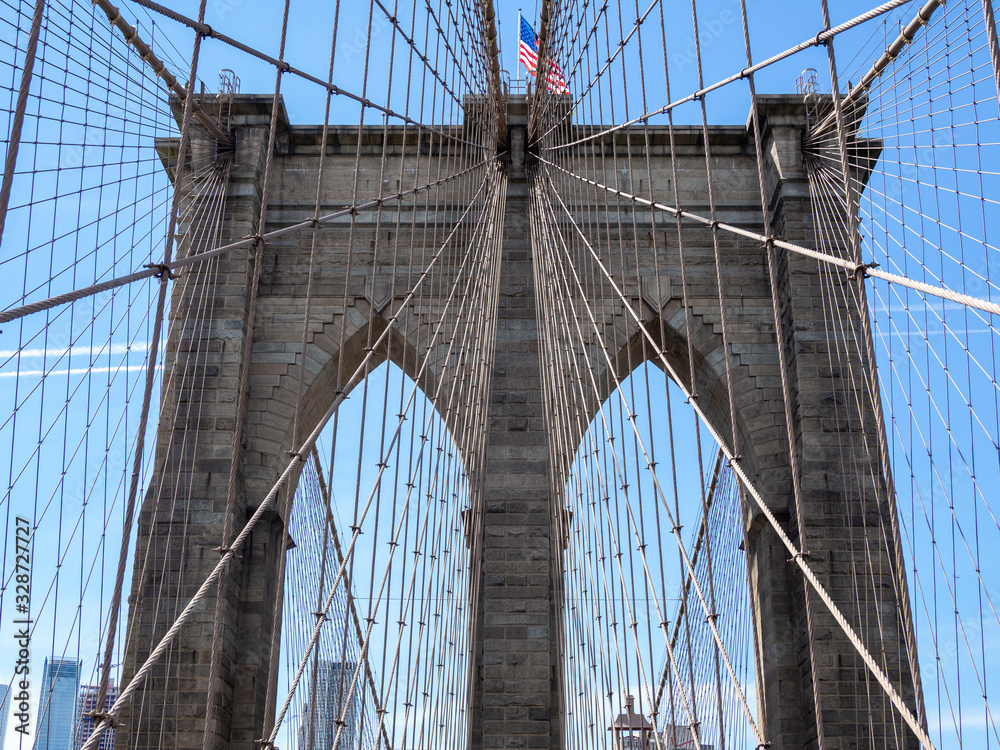 Obraz premium Nowy Jork, NY, USA. Widok na most Brookliński w cudowny letni dzień. Idąc z Manhattanu na Brooklyn. Czas wakacji