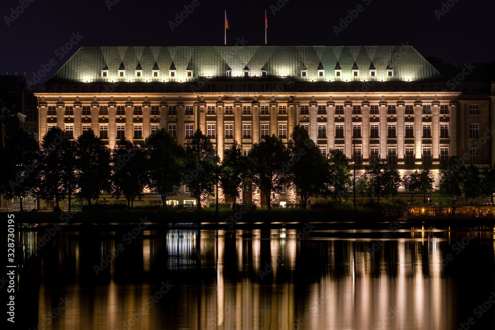 Fototapeta premium Kontorhaus in Hamburg an der Alster
