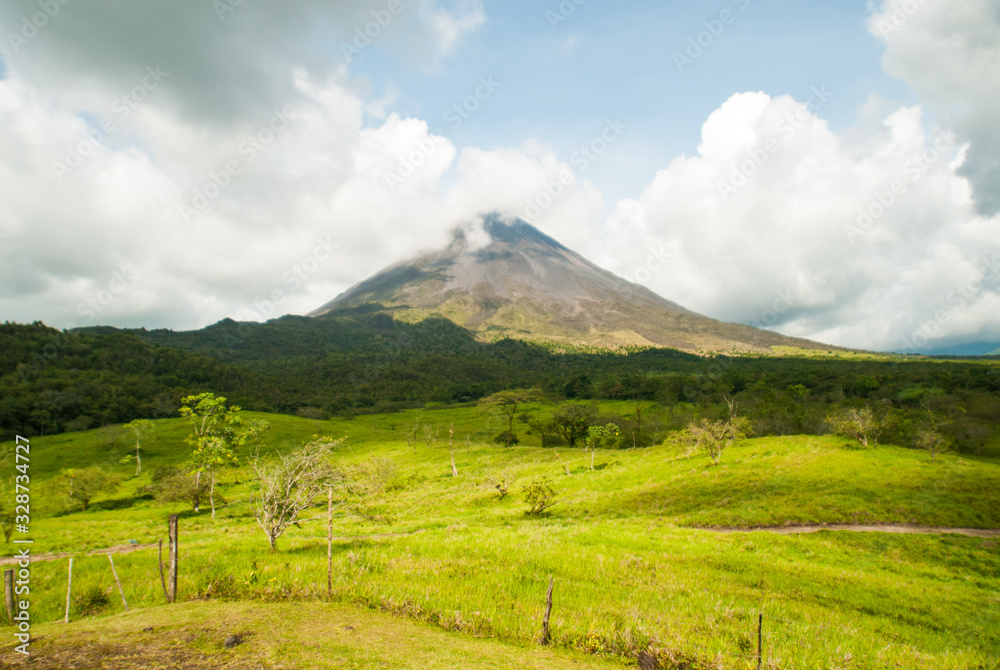 Obraz premium Arenal Volcano, Volcán Arenal, Alajuela Province, San Carlos, Costa Rica