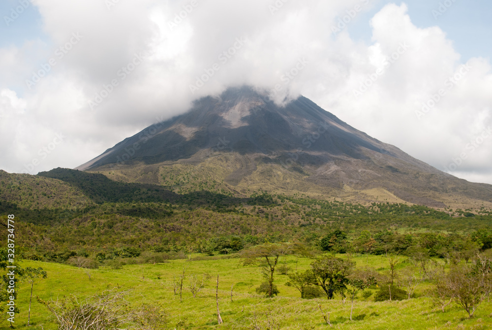 Fototapeta premium Arenal Volcano, Volcán Arenal, Alajuela Province, San Carlos, Costa Rica