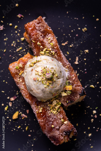 Torrijas con helado de pistacho photo